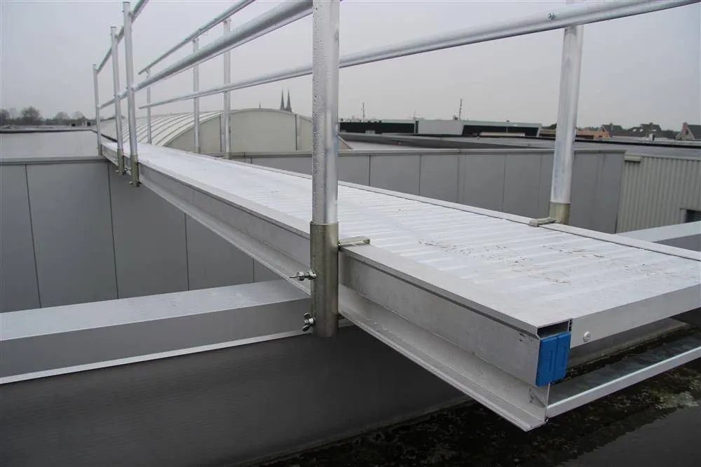 Pasarela de aluminio ASC con dos barandillas instalada en obra