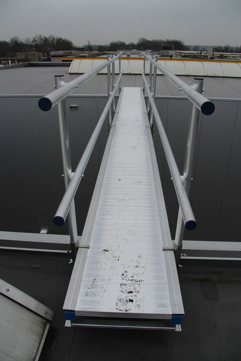 Pasarela de aluminio ASC con barandillas instalada entre dos edificios